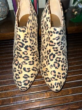Colin Stuart Leopard-Print Pointed Ankle Heels in Tan and Black‎